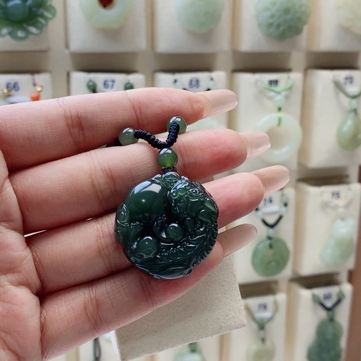 玉***狼和田玉未镶嵌颈饰