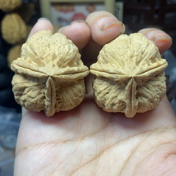 文玩核桃吊坠68有沙眼不退不换