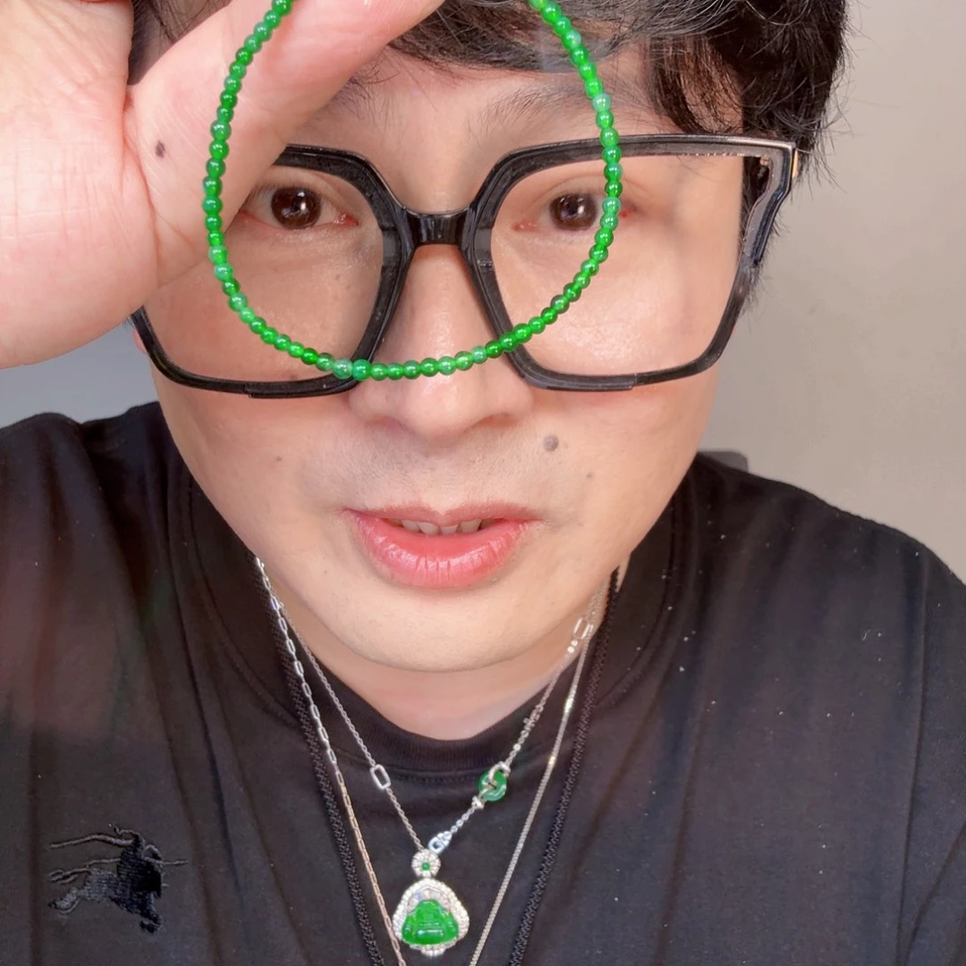 翡翠未镶嵌颈饰一件