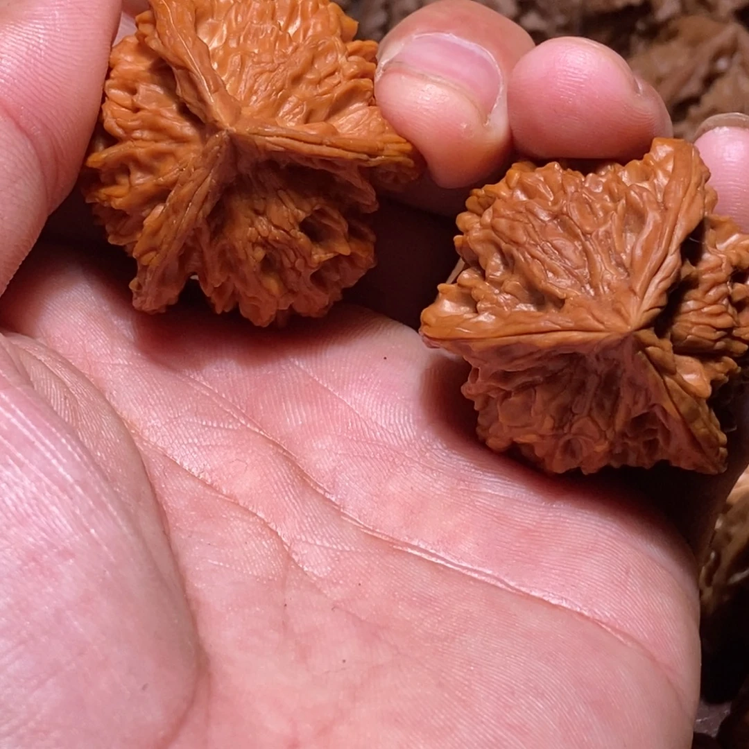 宝***墨盘山三棱文玩核桃手把件