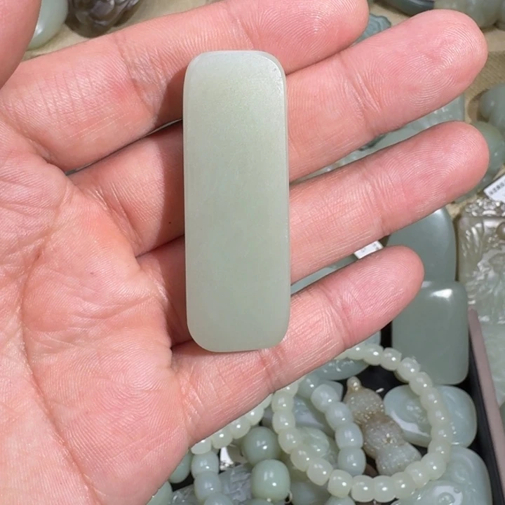 和田玉颈饰未镶嵌牙**粉