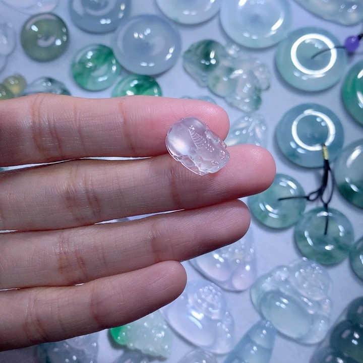 翡翠颈饰未镶嵌貔貅