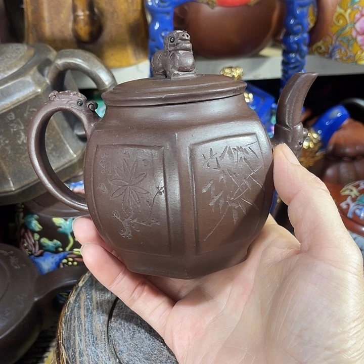 茶壶紫泥原矿泥料手工制作的一把紫砂壶。