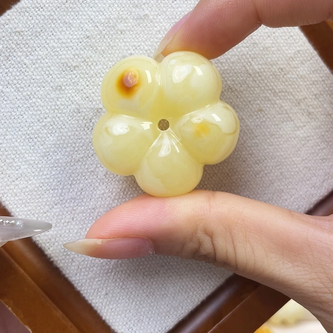 裸石琥珀未镶嵌花花