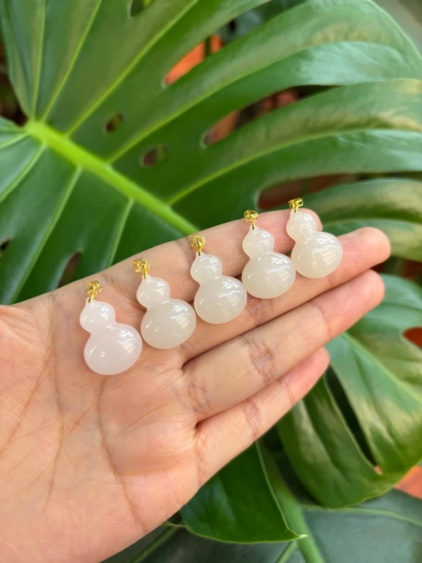 3868 和田玉18k金镶葫芦吊坠 规格约21*15*5.7多样性发其一