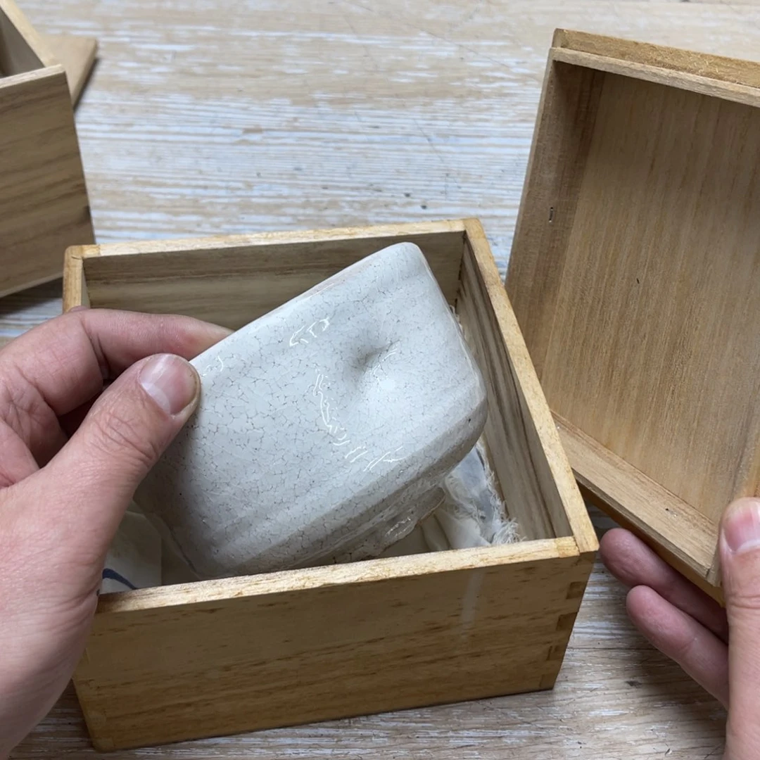 瓷片B****k密密麻麻地排列着一个