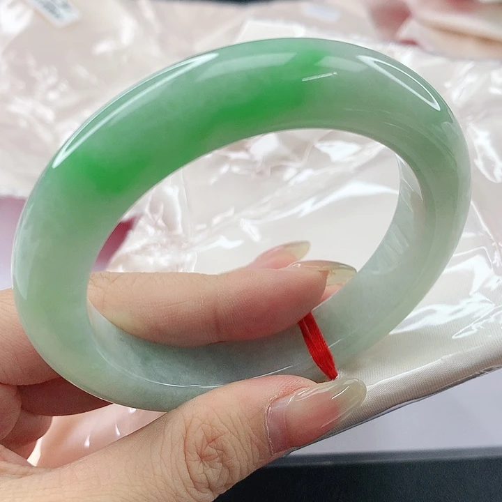 未镶嵌手镯翡翠，818