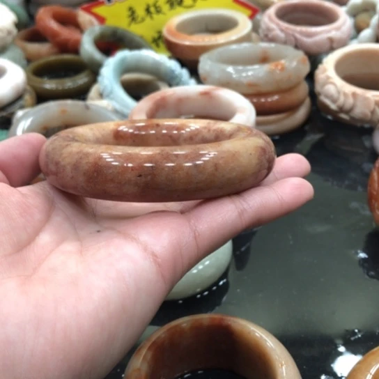 石英质玉手镯未镶嵌银***?