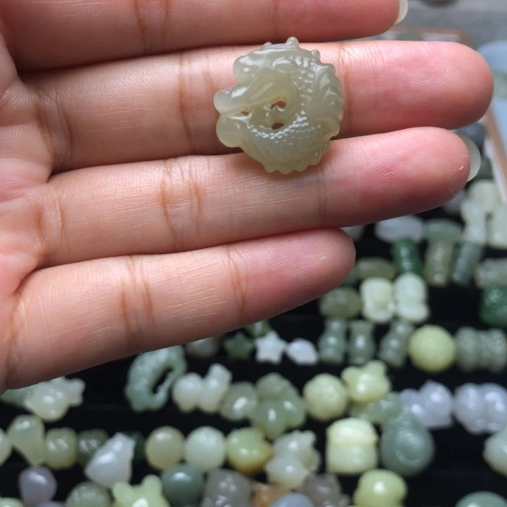 颈饰未镶嵌和田玉