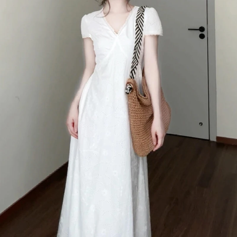 白色v领碎花连衣裙女夏季2025新款爆款海边度假绝美收腰长裙3751