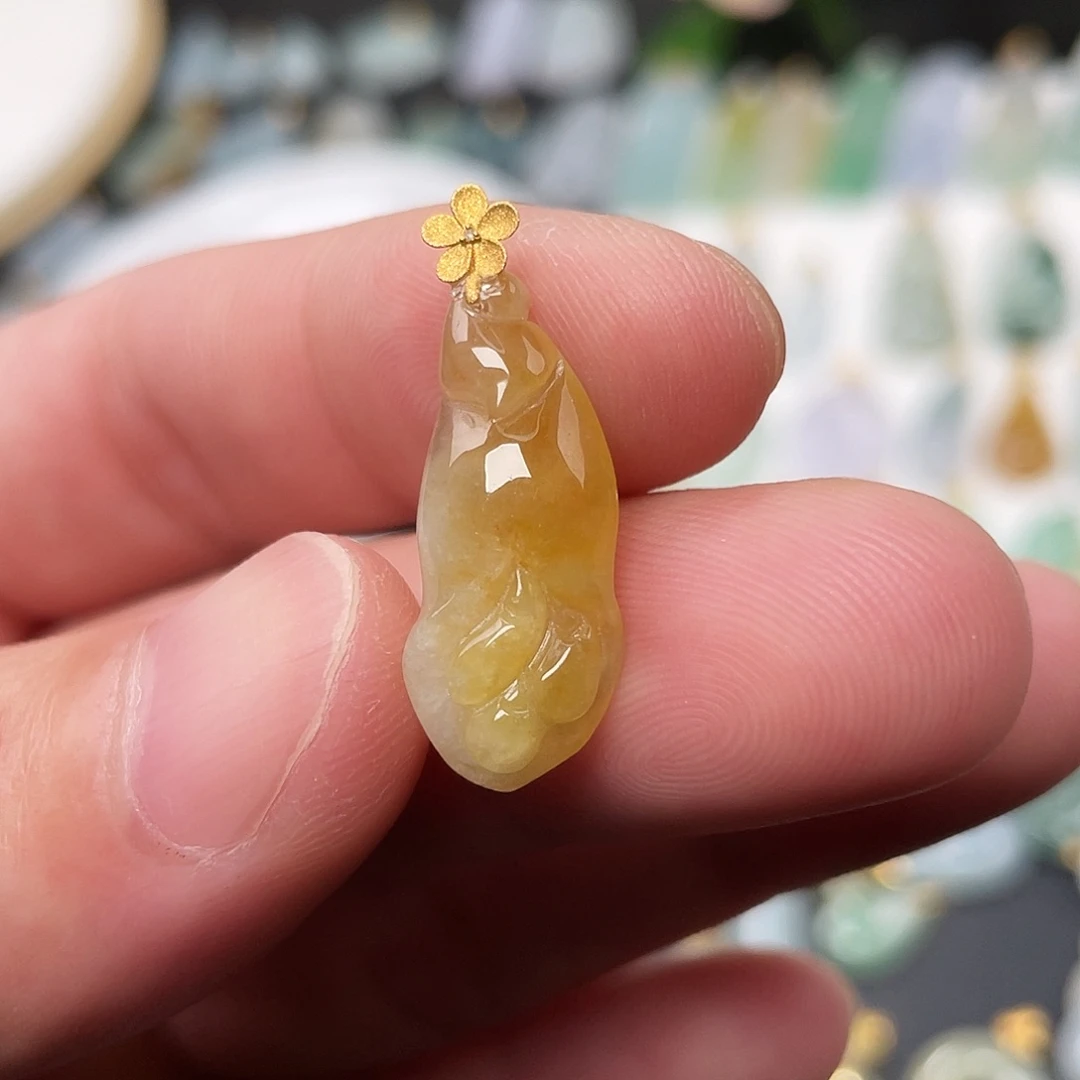 翡翠18K金镶嵌颈饰玉兰花