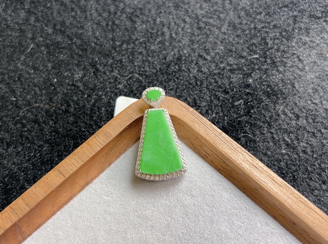 纯天然A货缅甸翡翠阳绿无事牌吊坠22