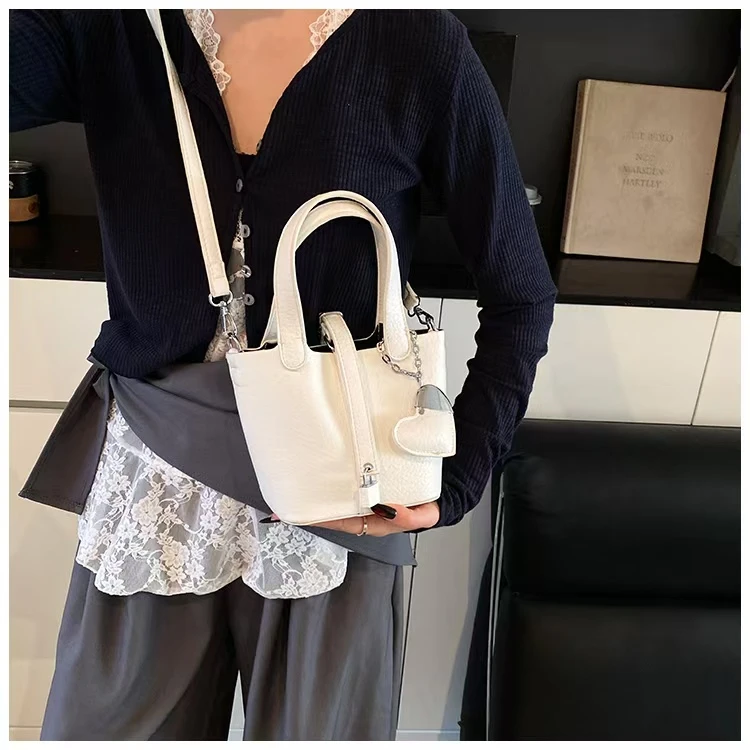 超火白色菜篮子包包女式2025新款轻奢小众高级感手提托特包斜挎包