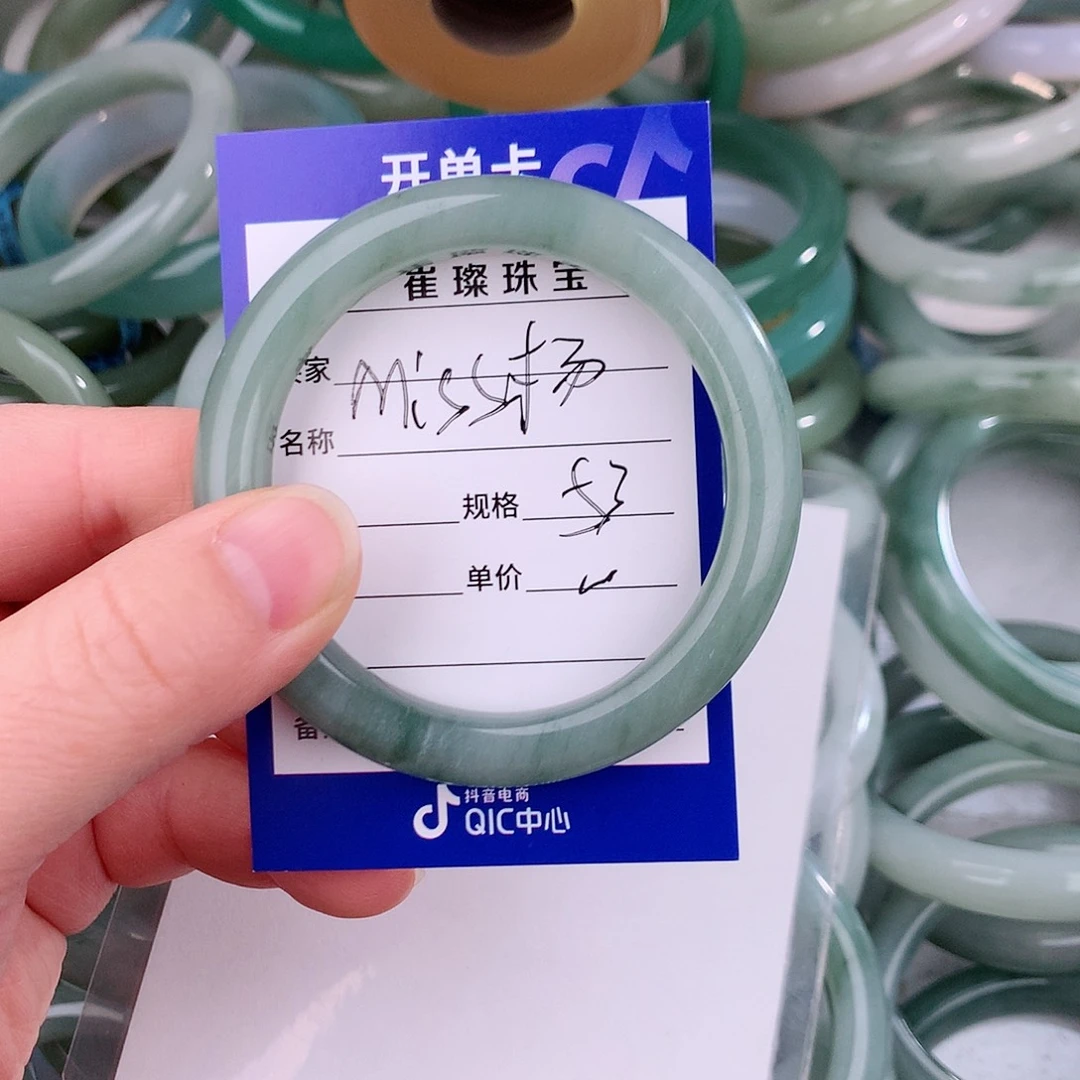 未镶嵌手镯石英质玉（金丝玉）M****?