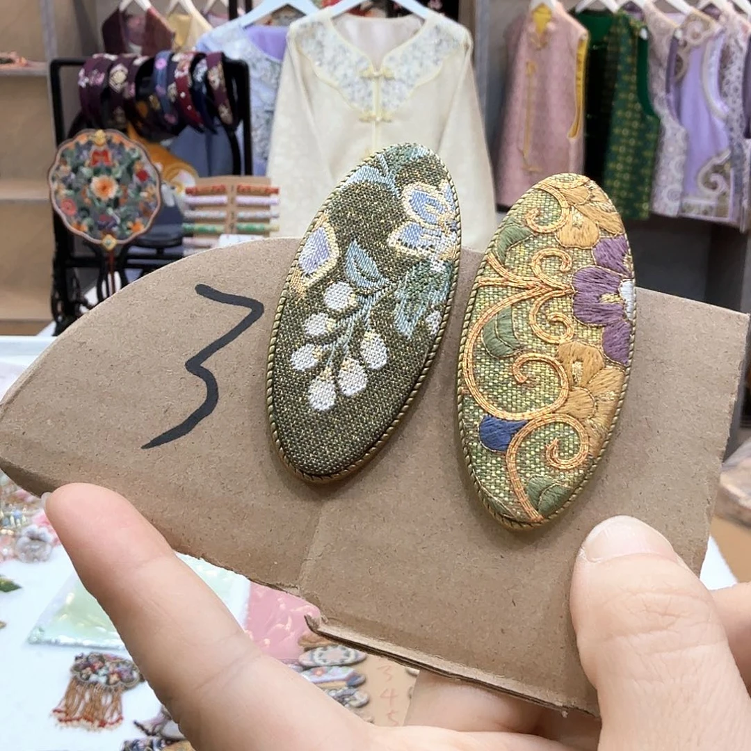 Y***媛反应过来我的手