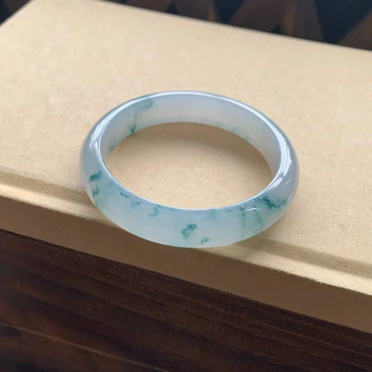 冰种刚光通透飘花手镯，天然翡翠缅A，圈口56.6-12.5-7.3，完美！
