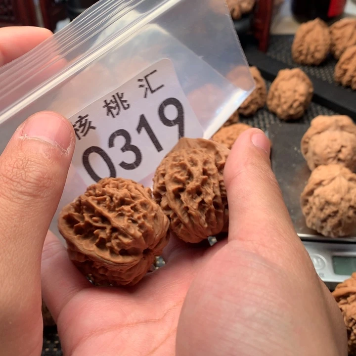 文玩核桃吊坠血灯笼