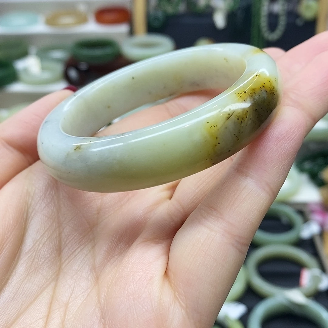 和田玉未镶嵌手镯