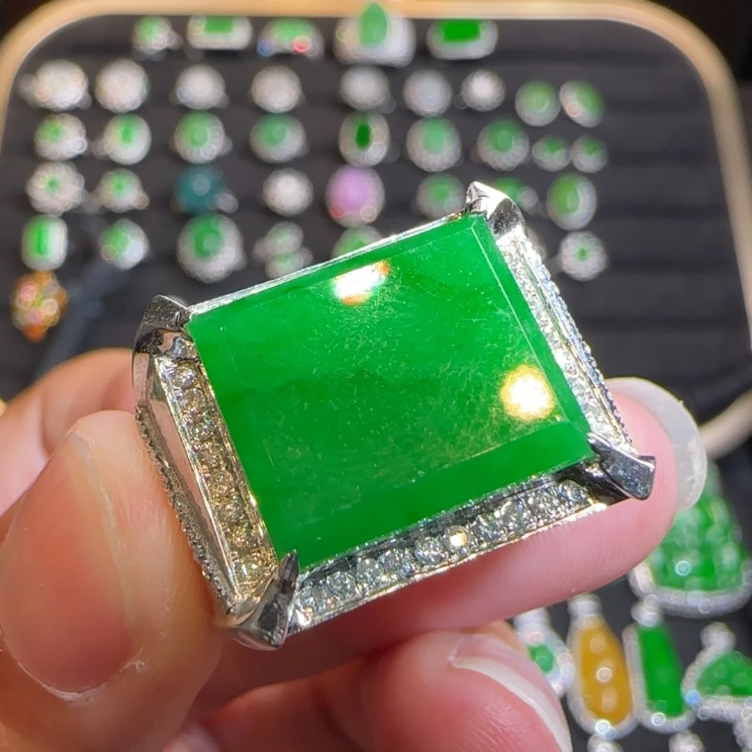 翡翠18K金镶嵌颈饰马鞍戒指