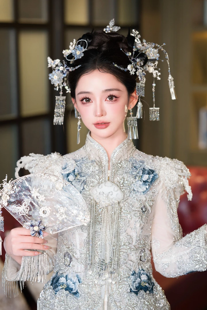 金钻新娘新款复古婚礼中式浅色减龄秀禾服蓝色头饰花朵汉服配饰品