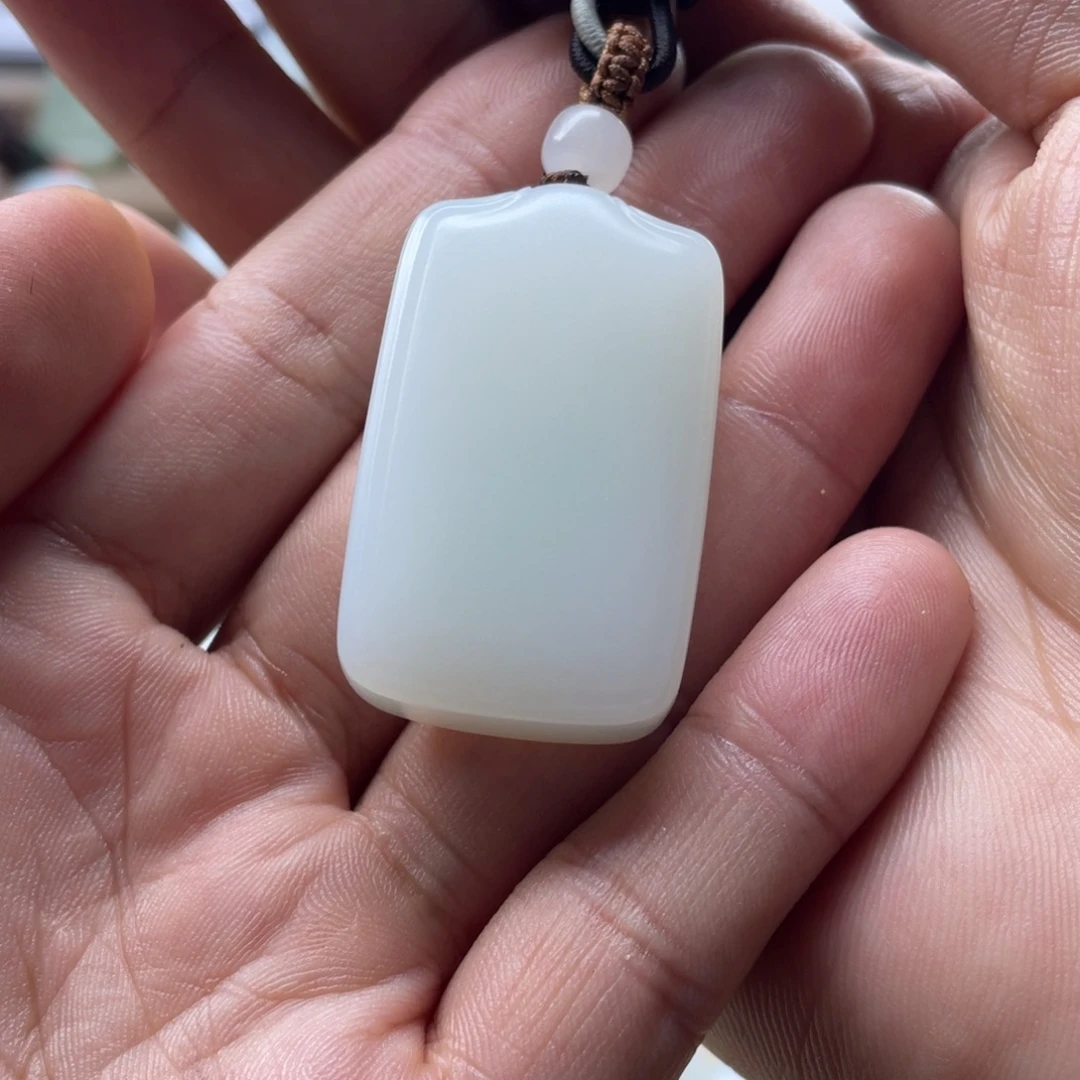 玲***主颈饰未镶嵌和田玉（白玉）克重37.3克