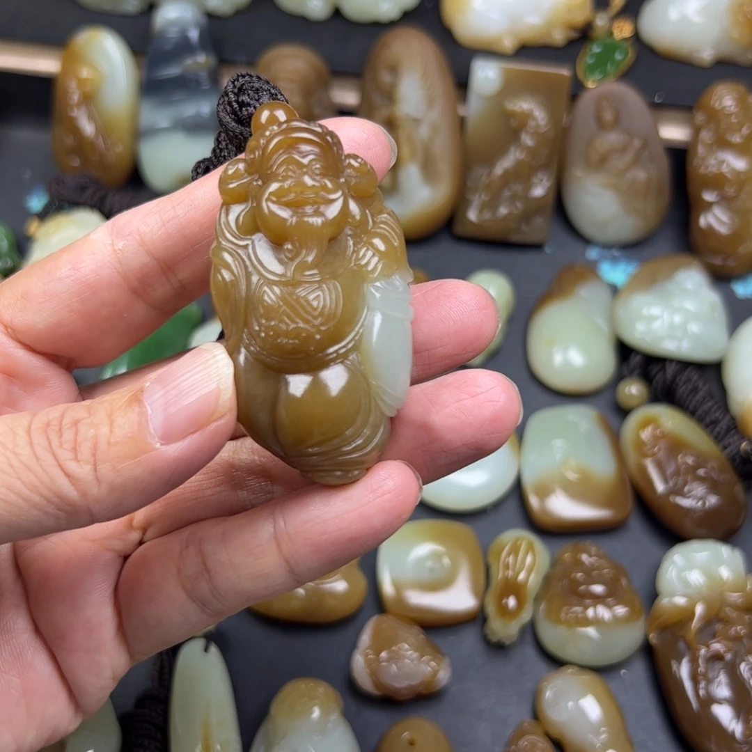 江***岁和田玉（糖玉）未镶嵌颈饰