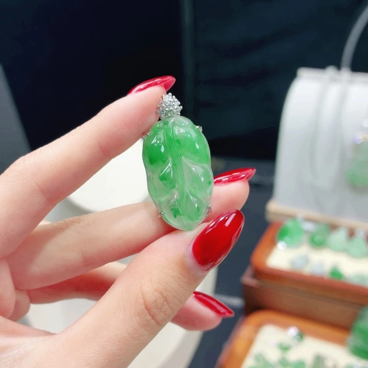 颈饰未镶嵌石英质玉（非洲翠）