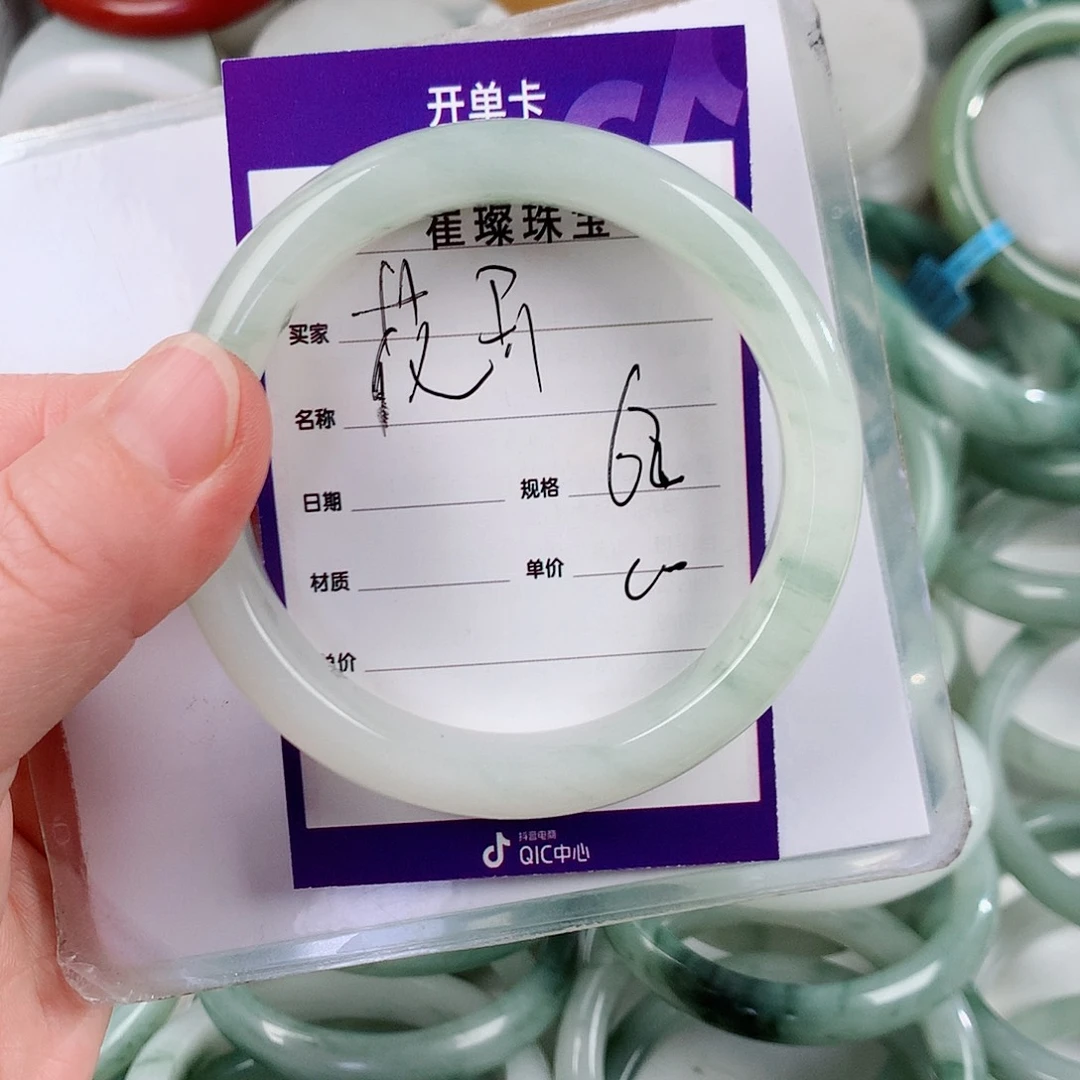 石英质玉手镯未镶嵌花***?