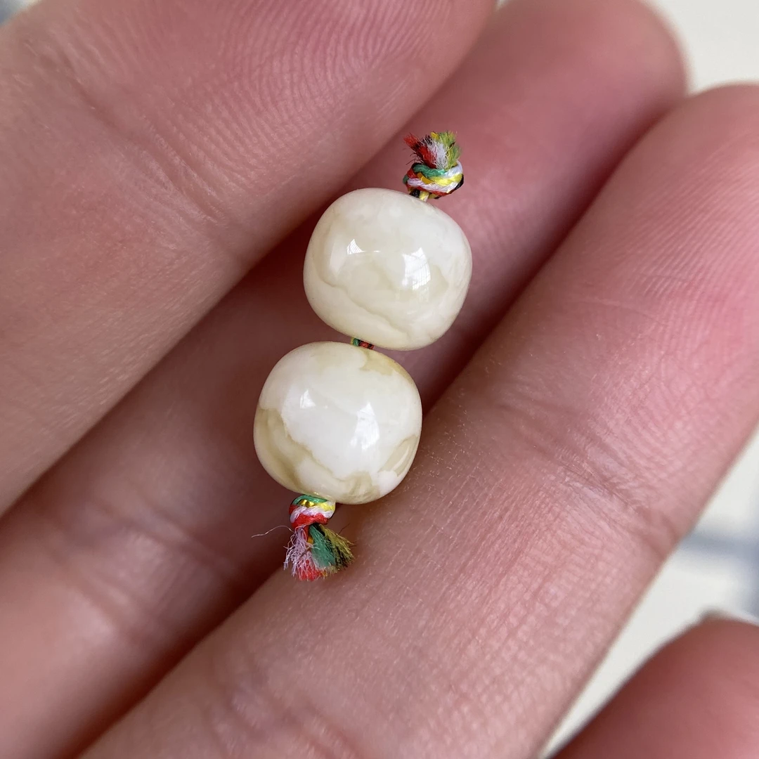 蜜蜡白花千层老型对珠8.2×7.2mm,孔边有点植物介意勿拍,
