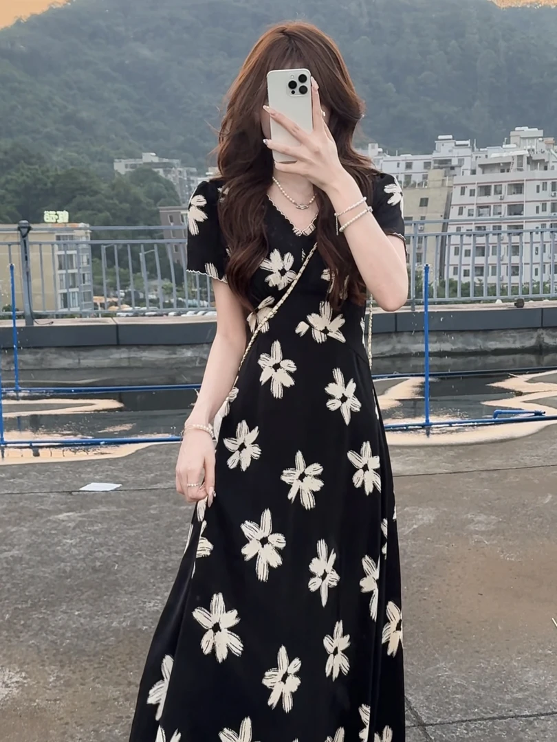 法式气质时尚气质V领收腰显瘦碎花连衣裙2025新款复古优雅潮9102