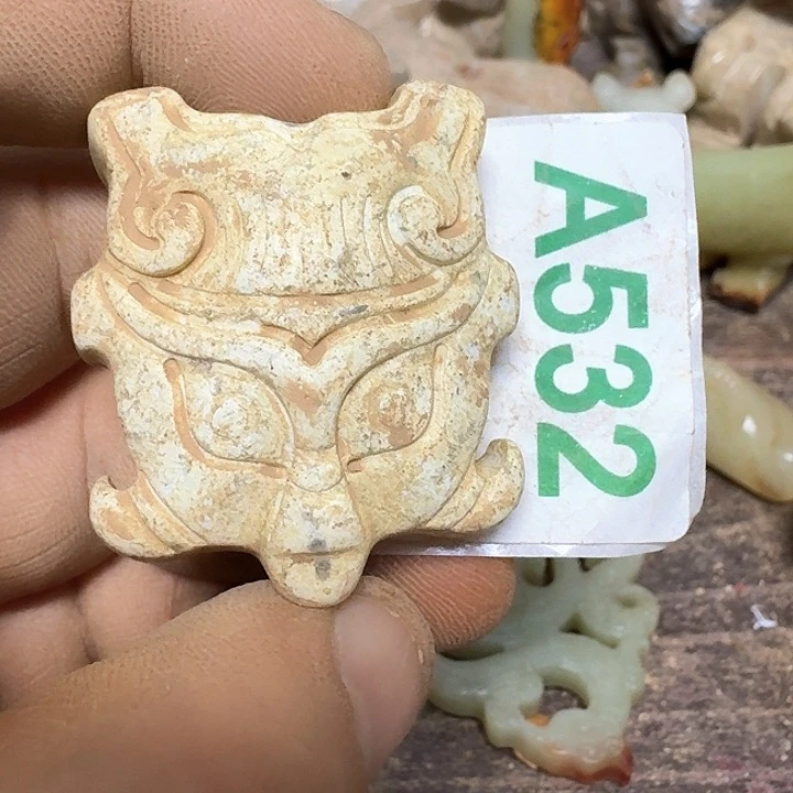 蛇纹石玉颈饰未镶嵌