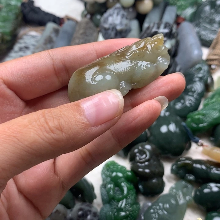 铁***姓颈饰未镶嵌和田玉