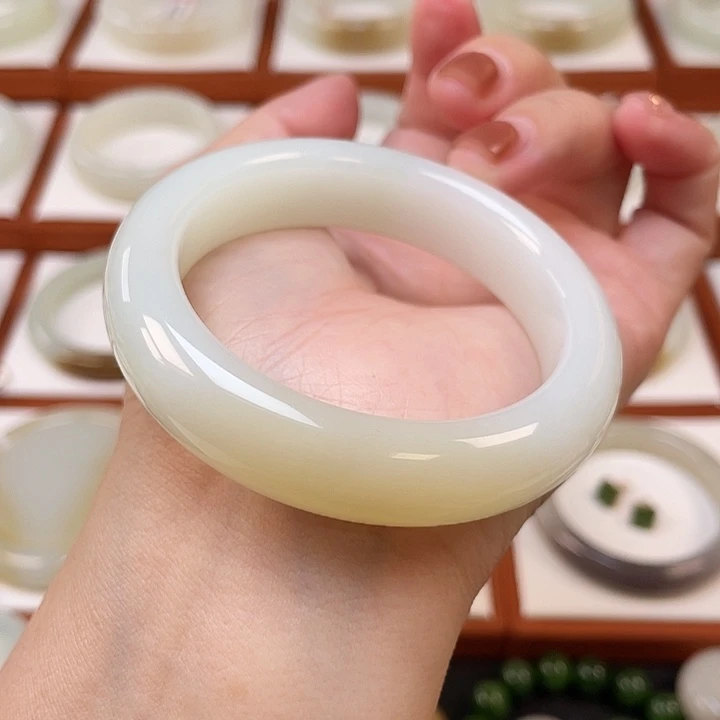 和田玉未镶嵌手镯