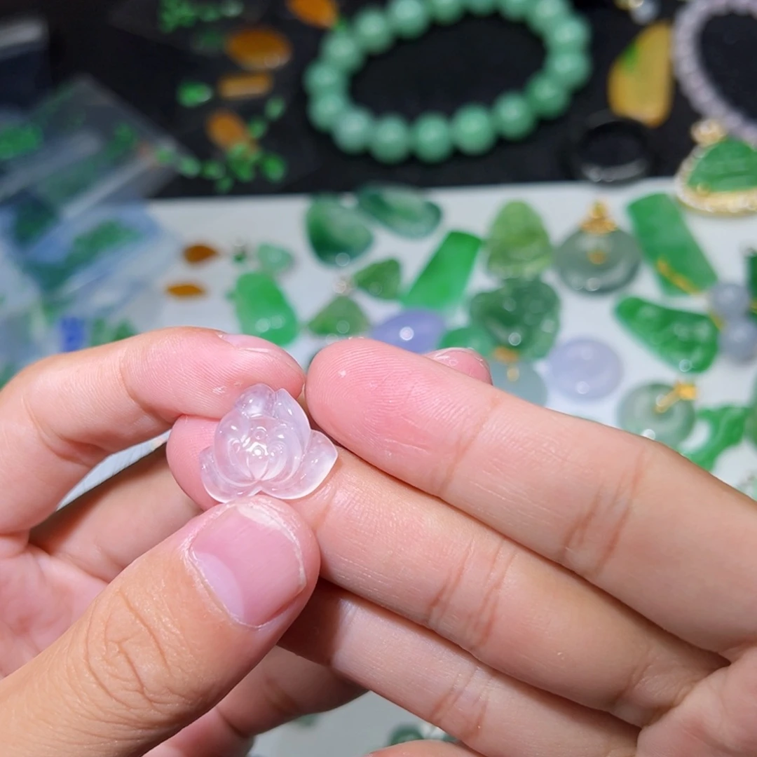 翡翠未镶嵌颈饰莲花