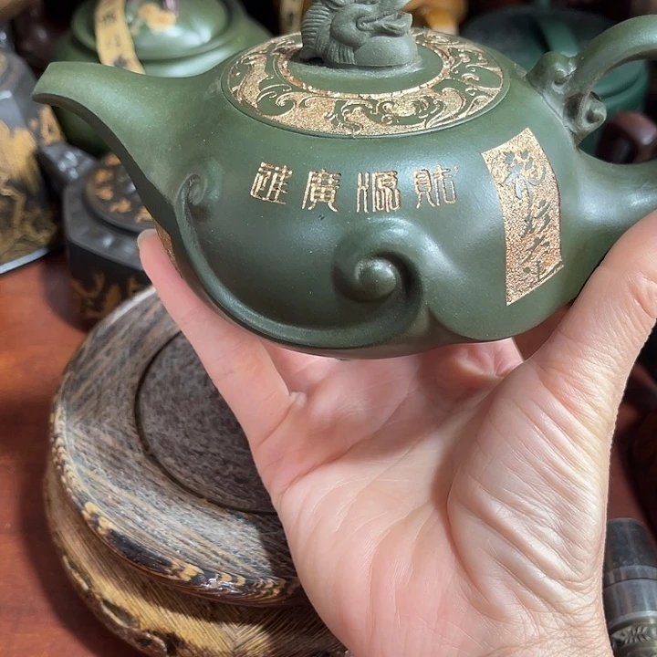 段泥茶壶原矿泥料手工制作的一把紫砂壶。