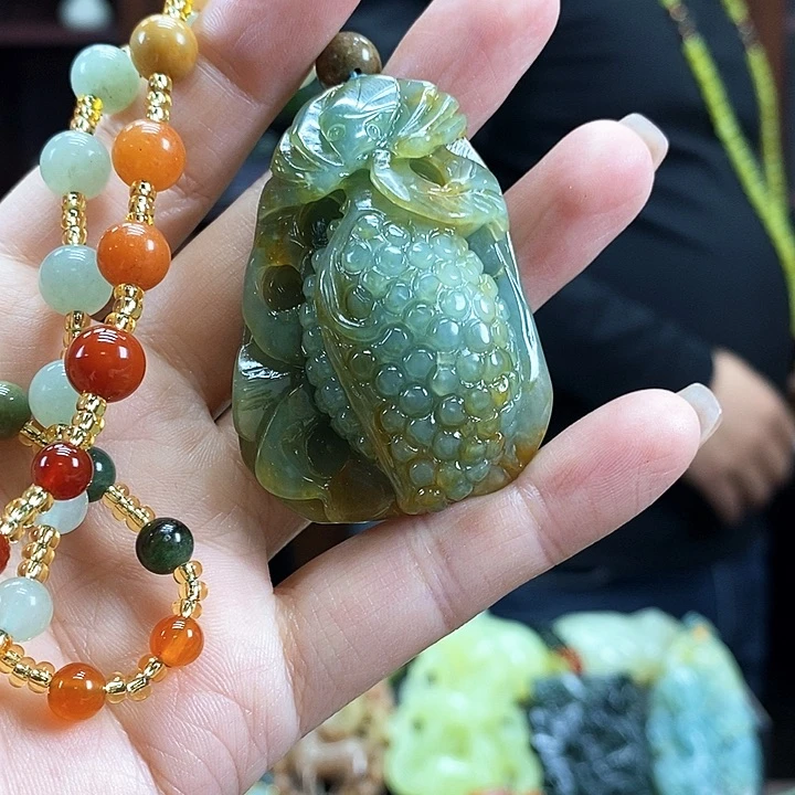 蛇纹石玉吊坠未镶嵌