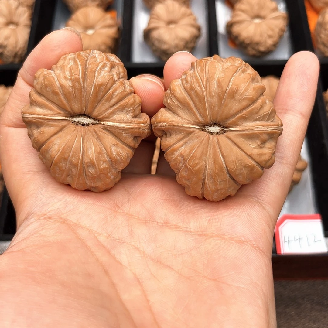 文玩核桃吊坠41超精一字凹底肉纹，对歪49克大克重，4139