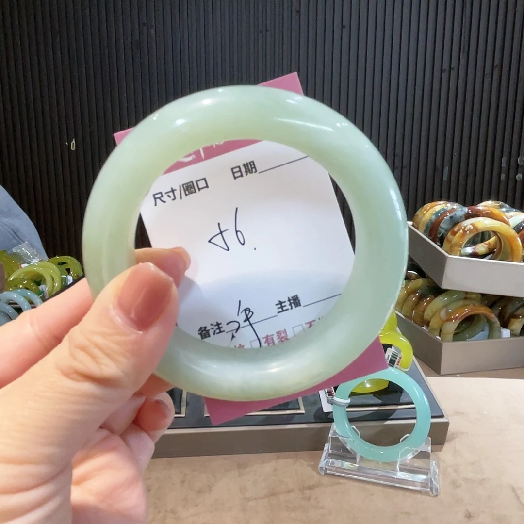 蛇纹石玉手镯未镶嵌呼*?