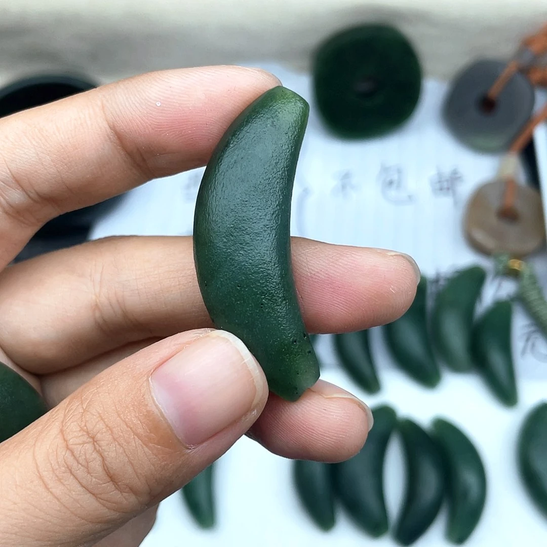 和田玉未镶嵌颈饰华**?