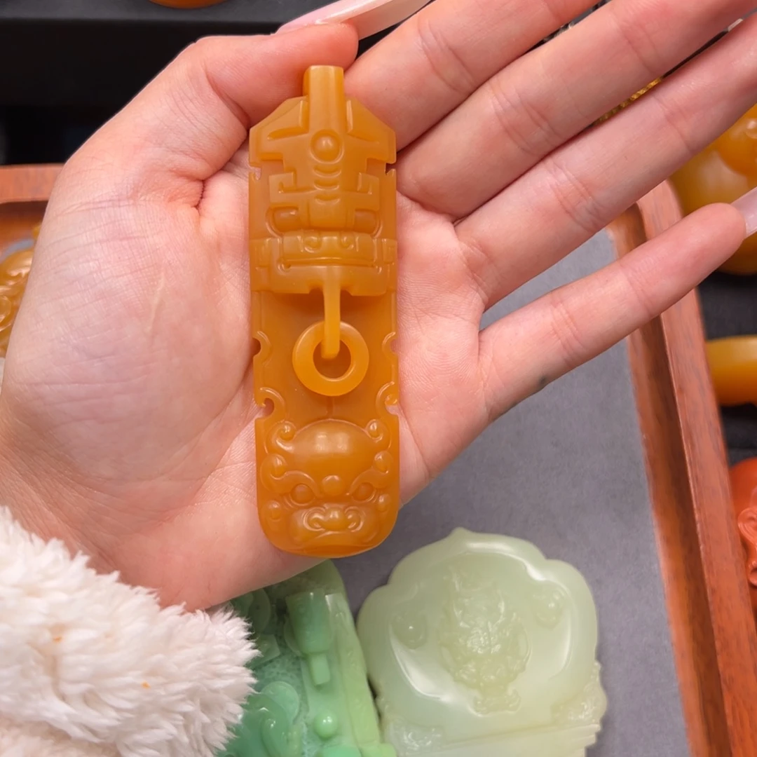 不***阳石英质玉（缅黄）未镶嵌手玩件