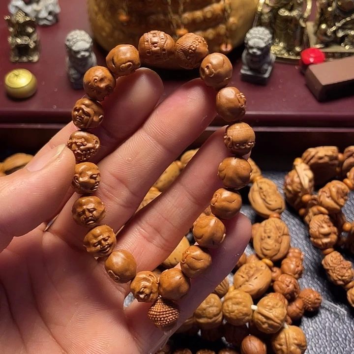 龙纹桃核雕刻虚派罗汉