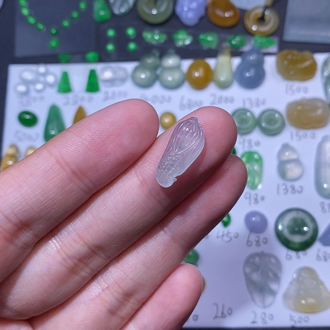 翡翠未镶嵌颈饰白冰玉米