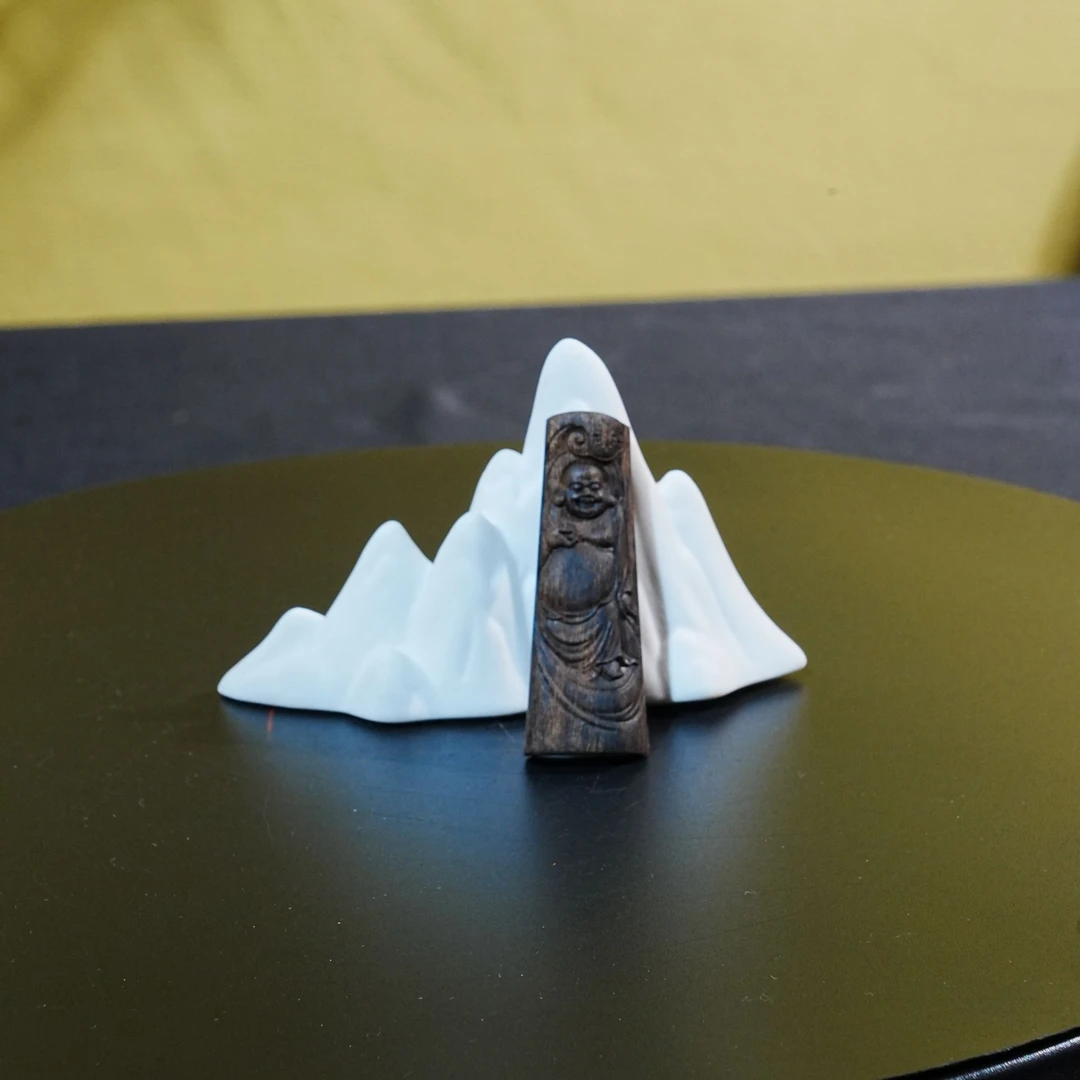 文莱黑棋熟结软油沉香雕刻件（佛公） 8.09g  250909061 B