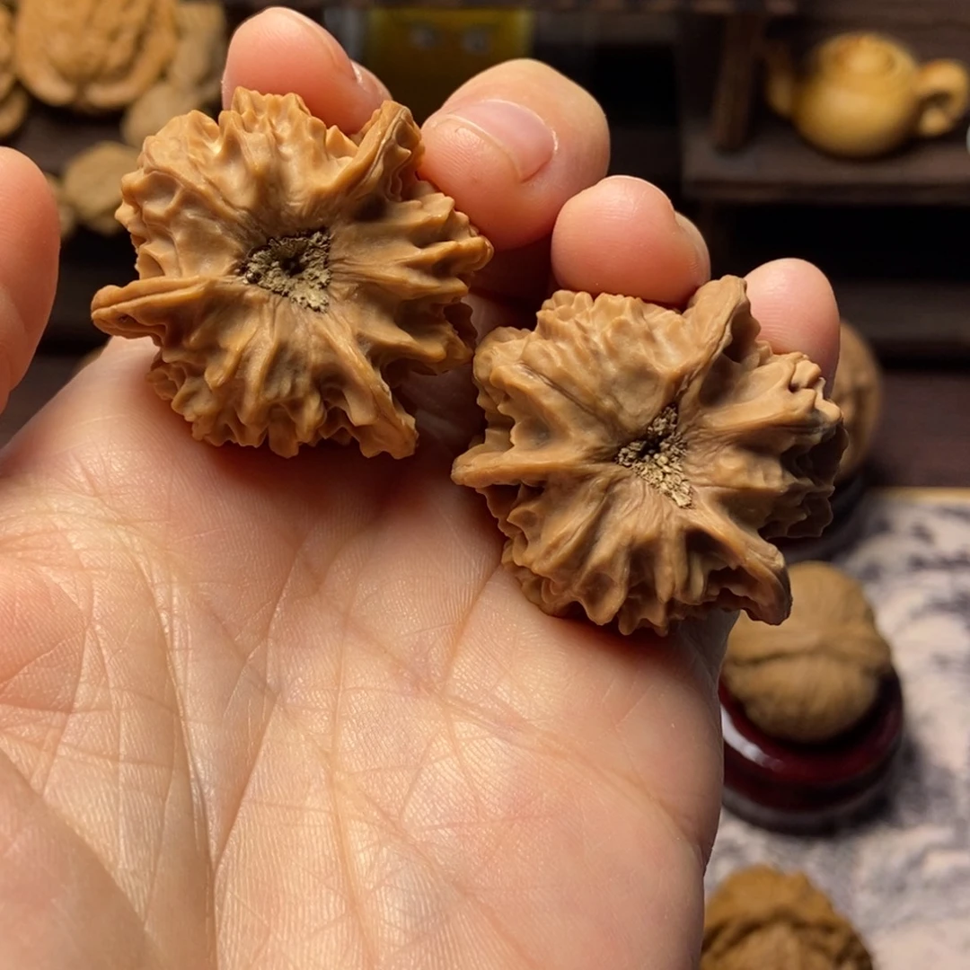 文玩核桃把件凹底天然三棱36