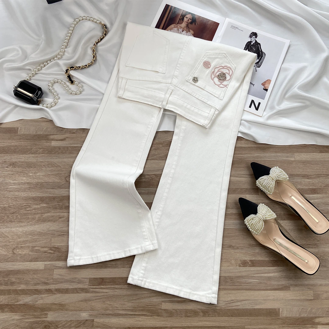 巨舒服~白色刺绣微喇牛仔裤女秋季2025新款高腰显瘦紧身喇叭裤子