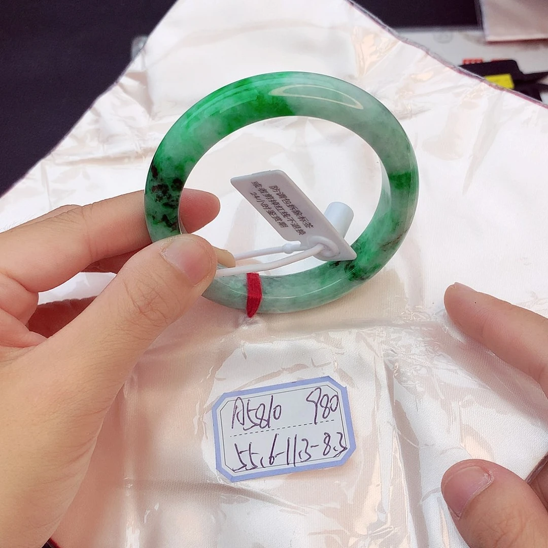 翡翠手镯未镶嵌翡翠