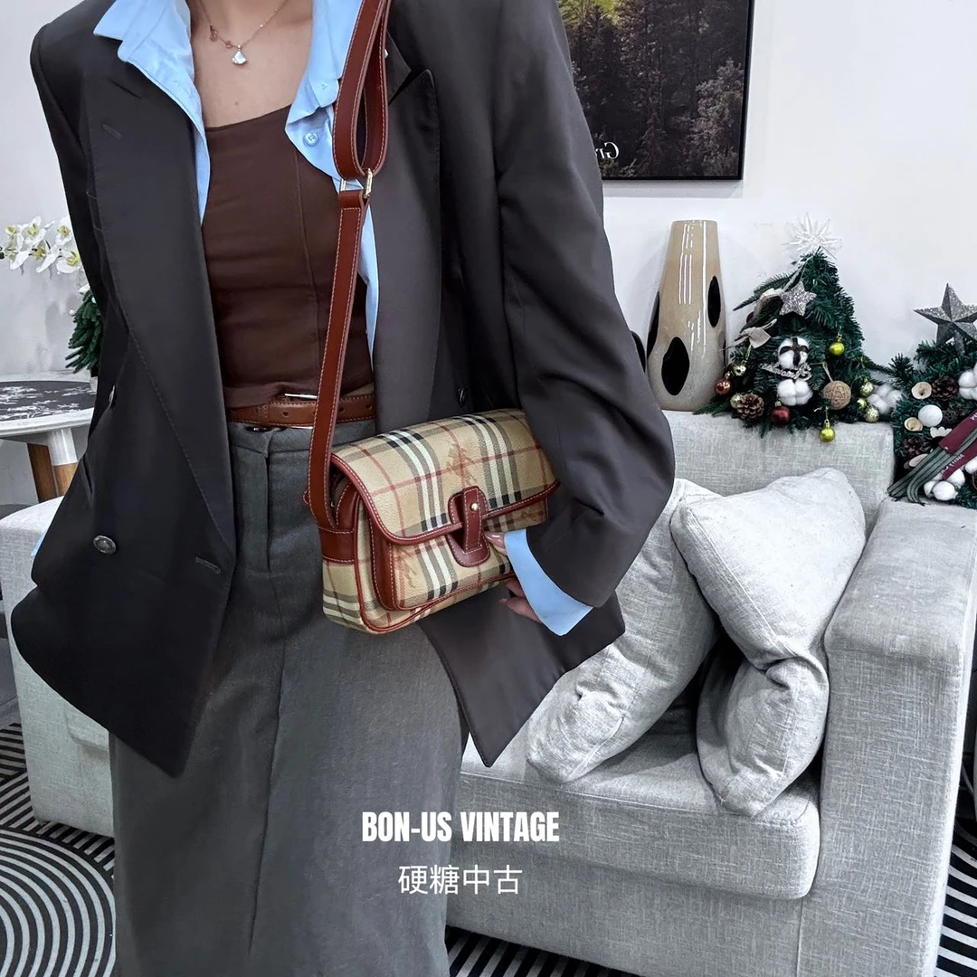 95新 BURBERRY/博柏利 8613418/翻盖邮差包配皮换新