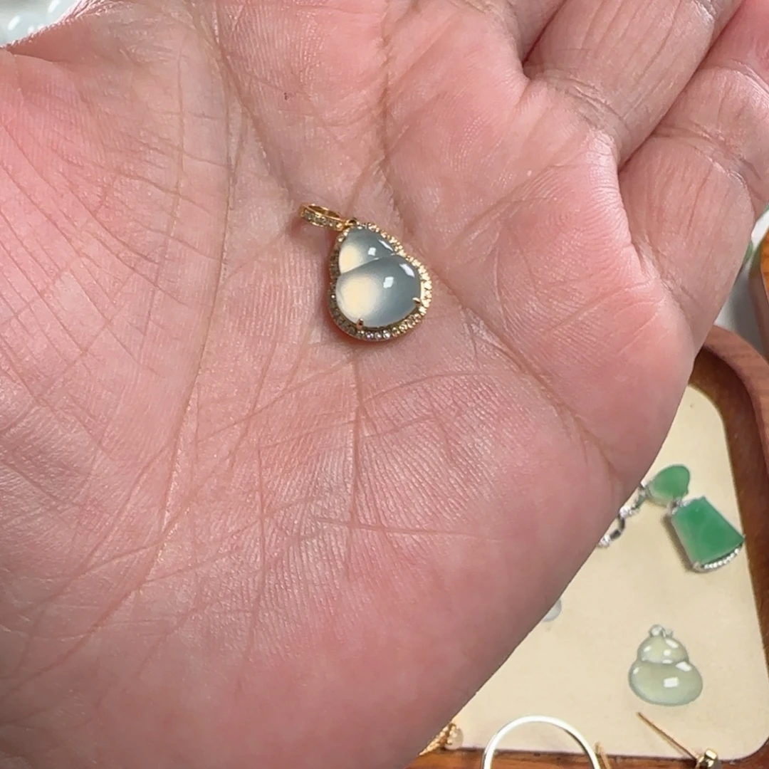 何***静颈饰18K金镶嵌翡翠葫芦