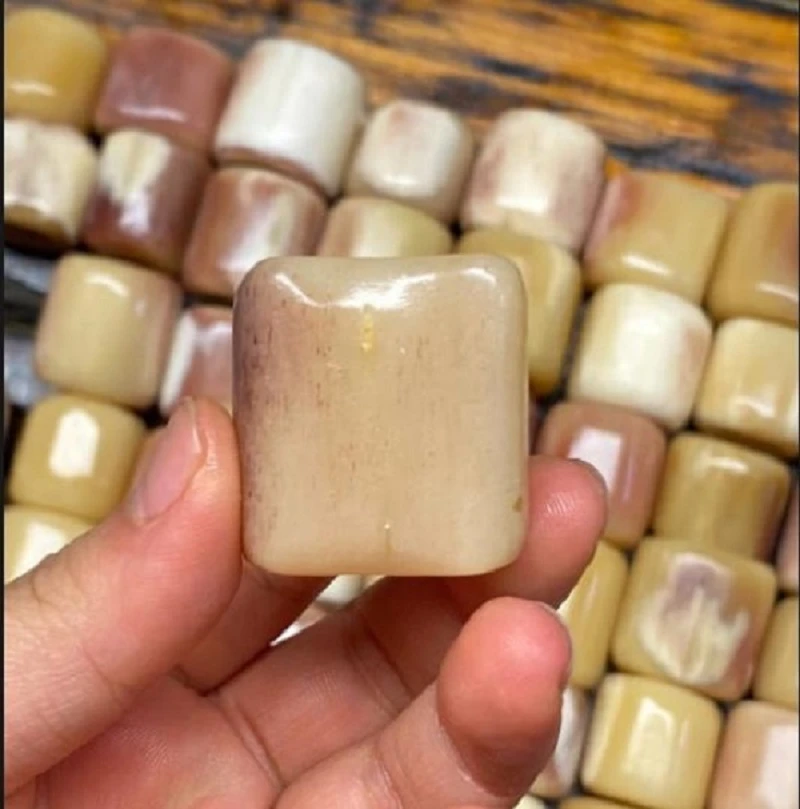 天然驼骨制品适合作为手把件或摆件的骨雕饰品