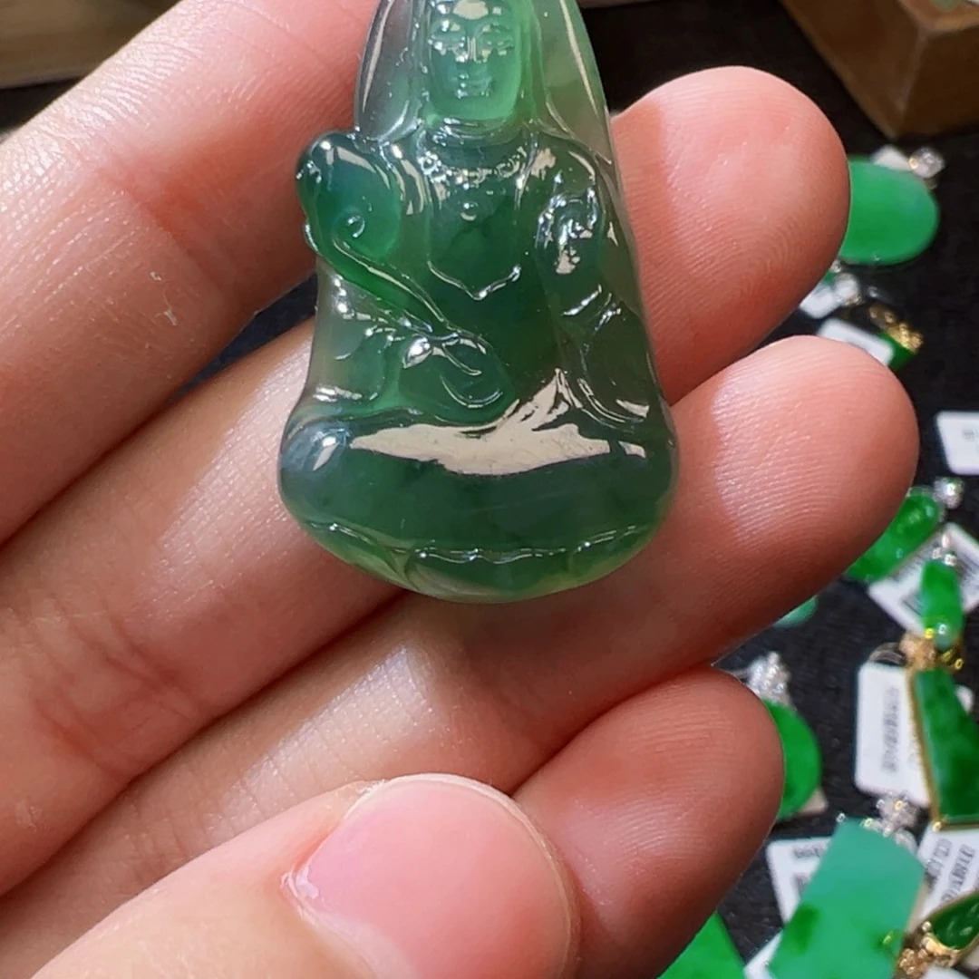 翡翠挂件未镶嵌翡翠